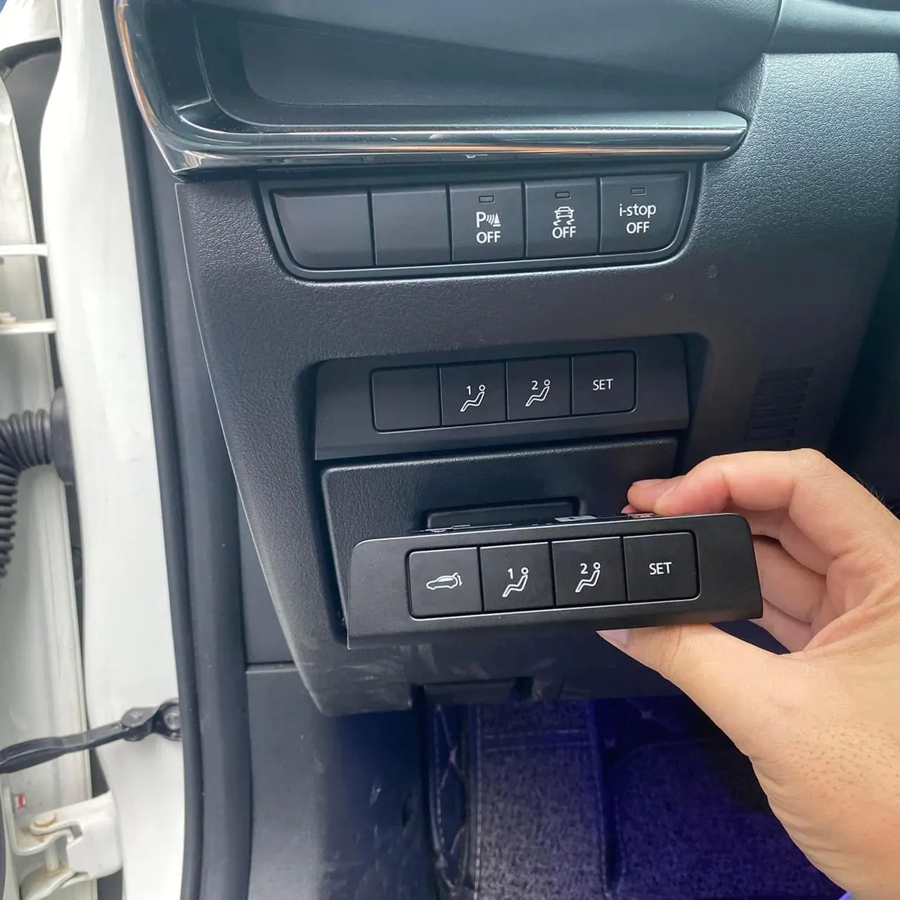 Nút mở cốp phía trong xe cho Mazda 3 All new 2020 - 2025 - Ảnh 2